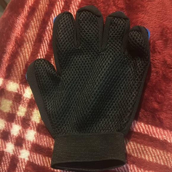 Pets/furbabies? These massage gloves will also remove unwanted fur! Order today! - Picture 6 of 6